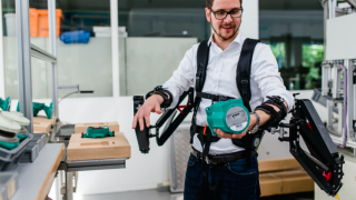 Illustration for article titled This Exoskeleton Rig Makes Factory Workers 10 Times Stronger